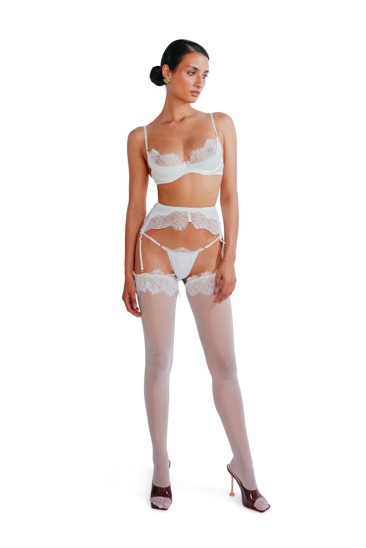 Modelka w pończochach Grisella w kolorze off-white – widok z przodu, delikatny tiul i koronki.