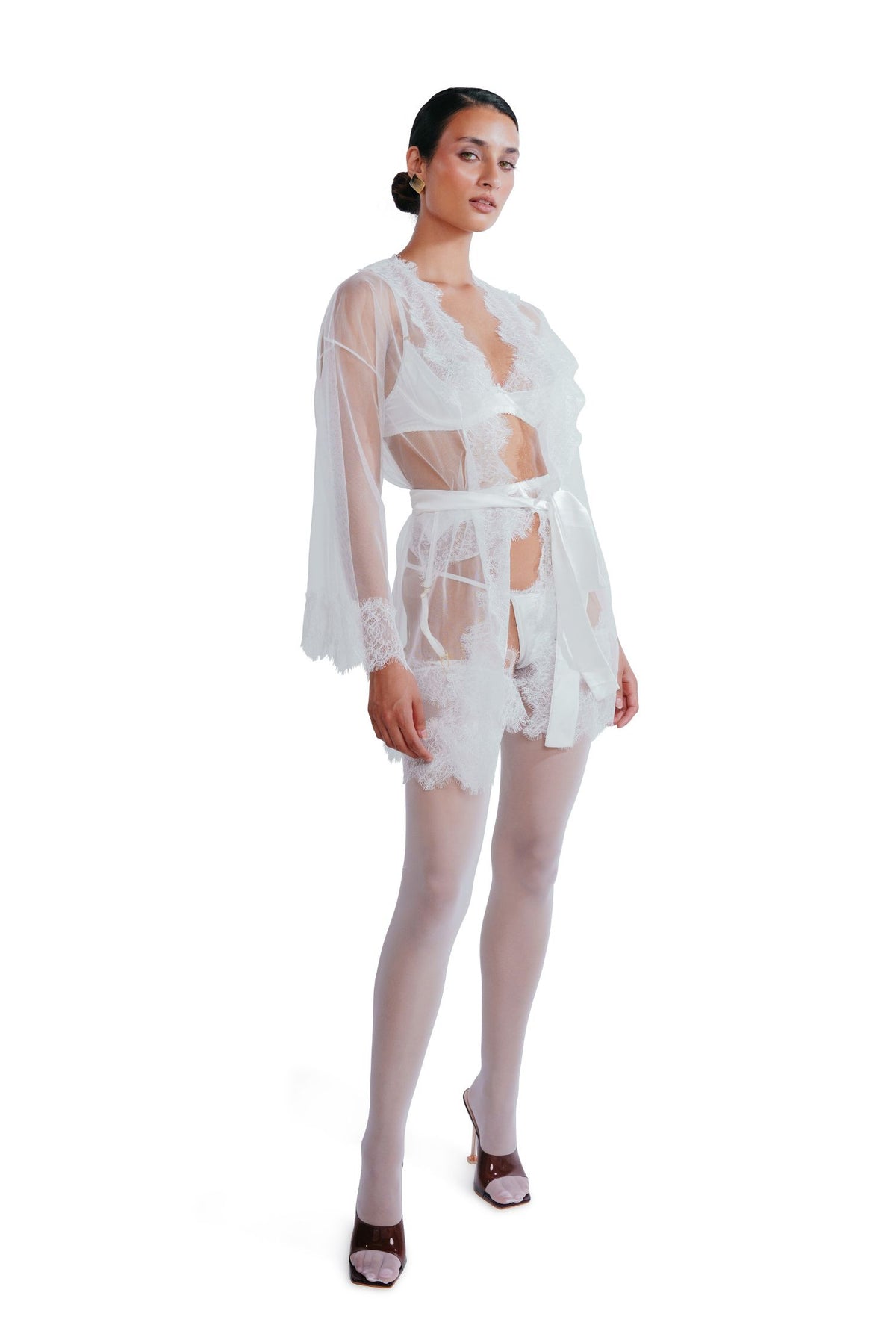 Modelka w szlafroku Grisella w kolorze off-white – widok z przodu, koronkowe detale i satynowy pasek.