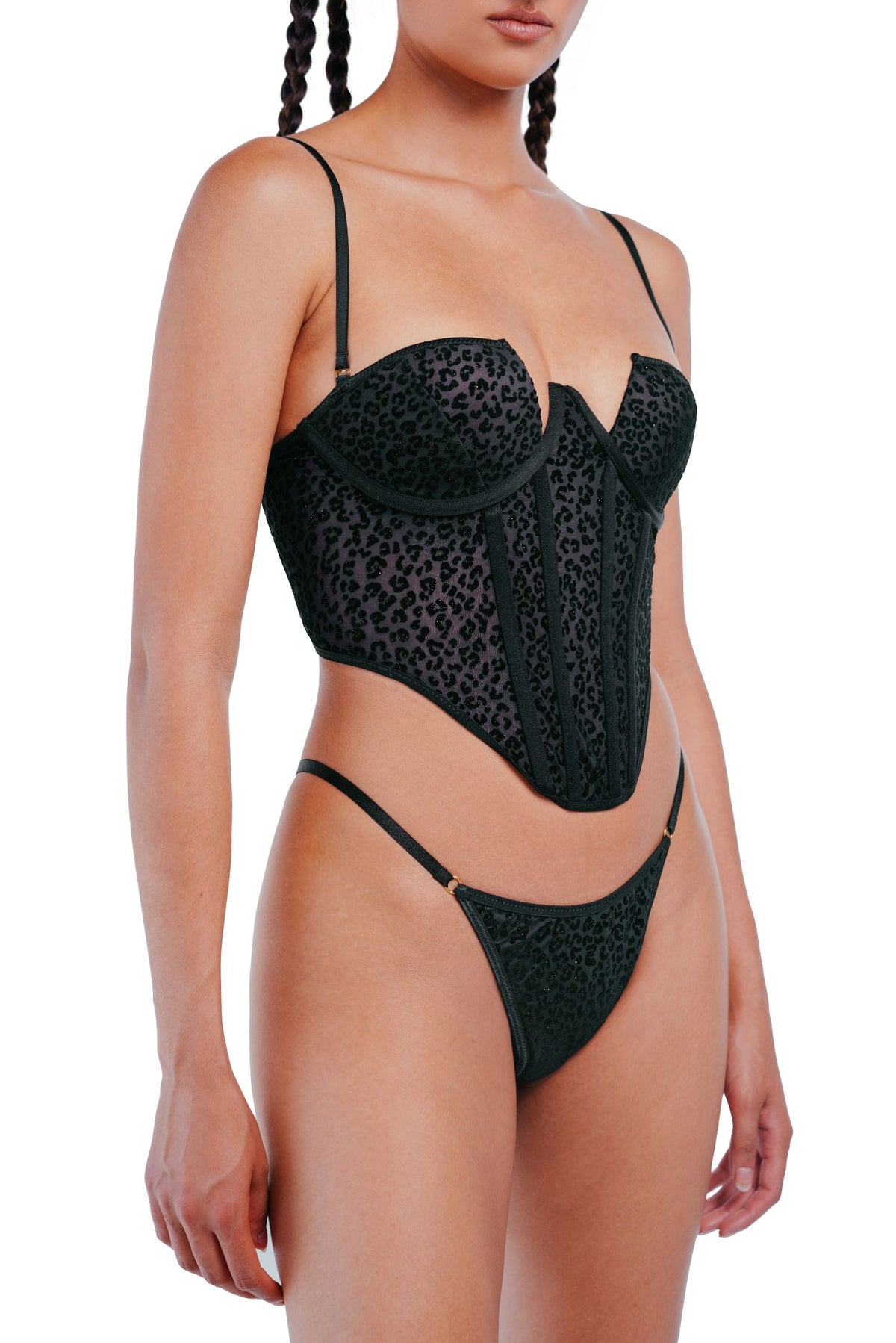 Stringi Wild Panther na modelce – dopasowanie i elegancki połysk


