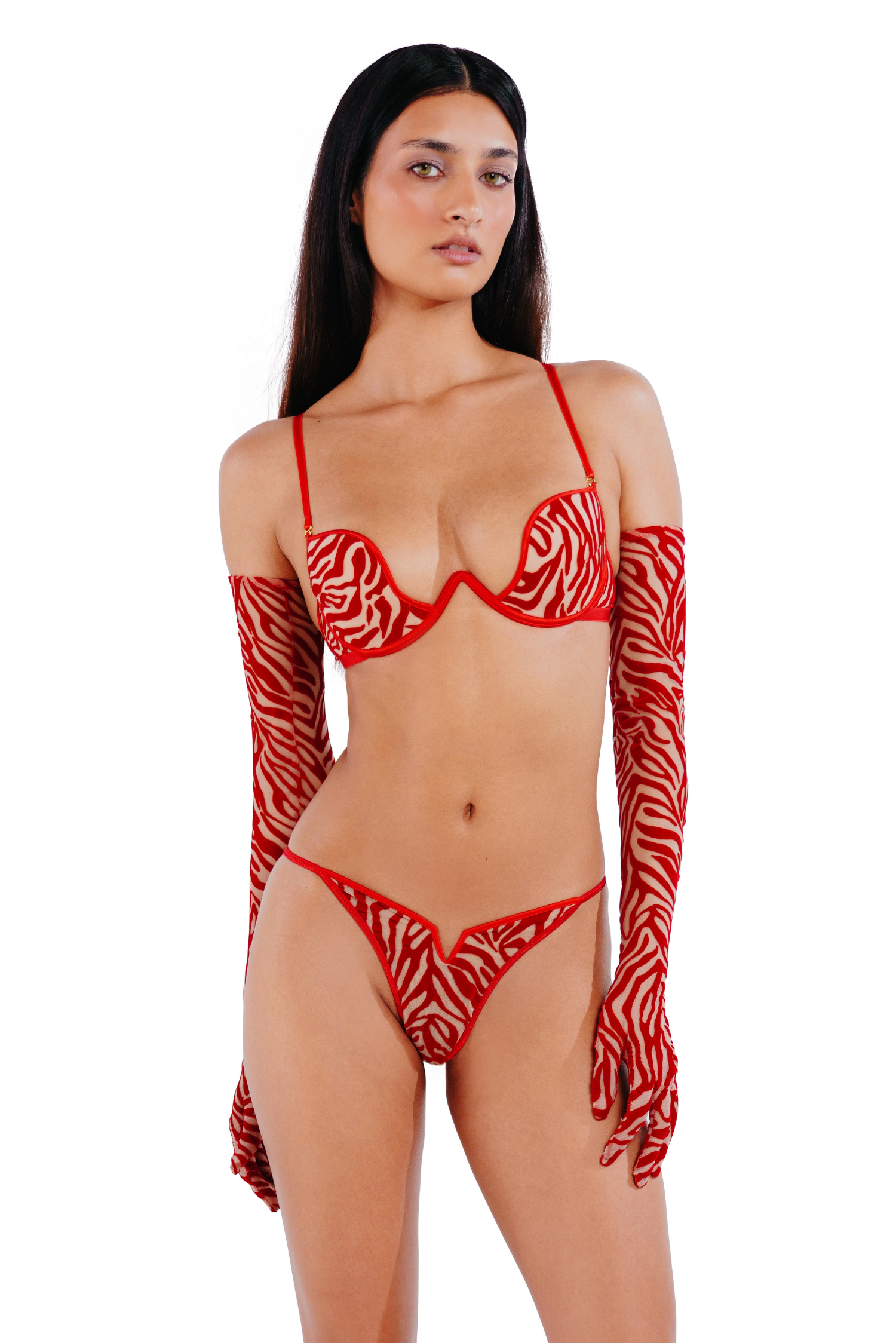 Modelka w komplecie z body Kylie Red Tiger