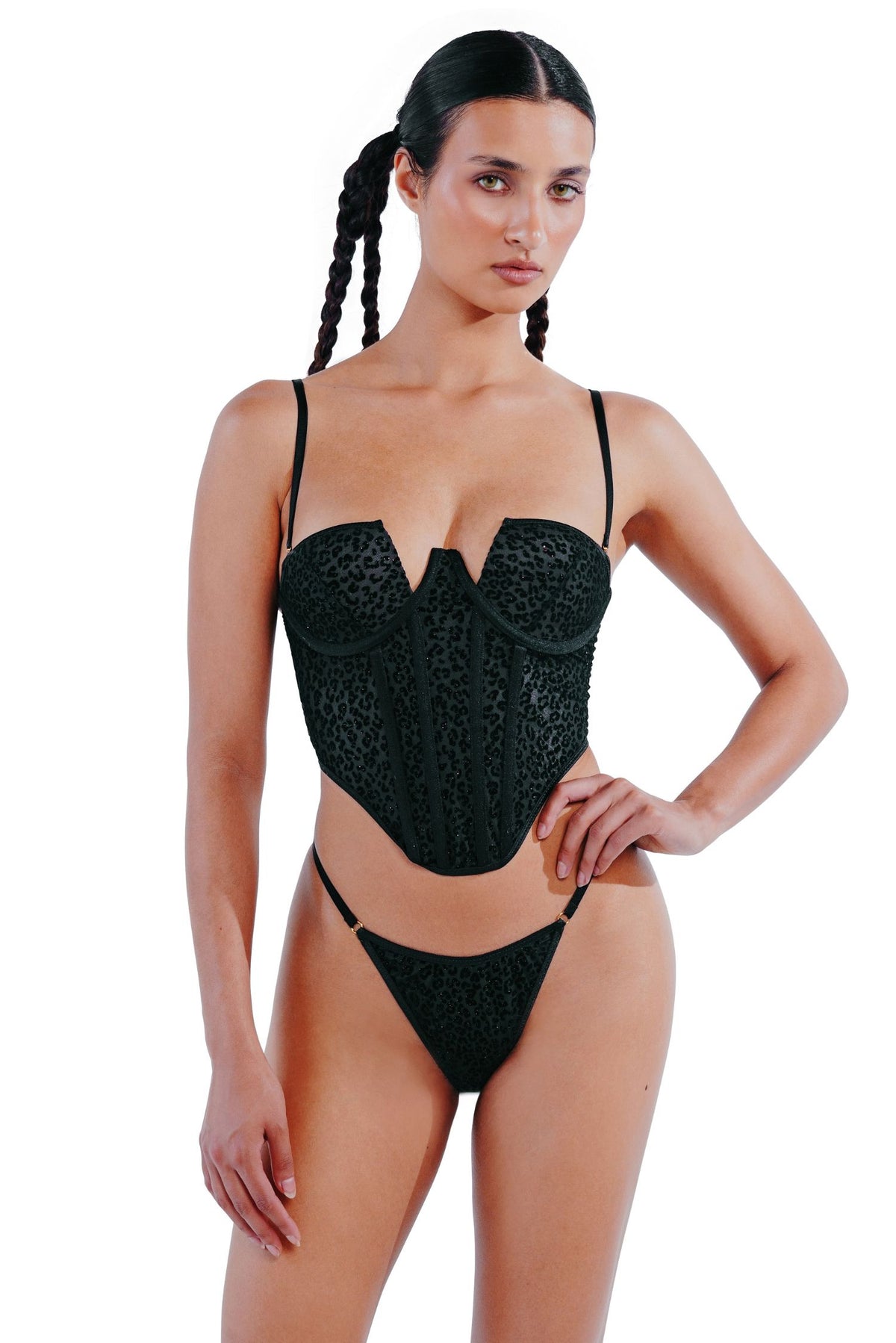 Wild Panther Corset na modelce – usztywniane miski i przedłużony krój

