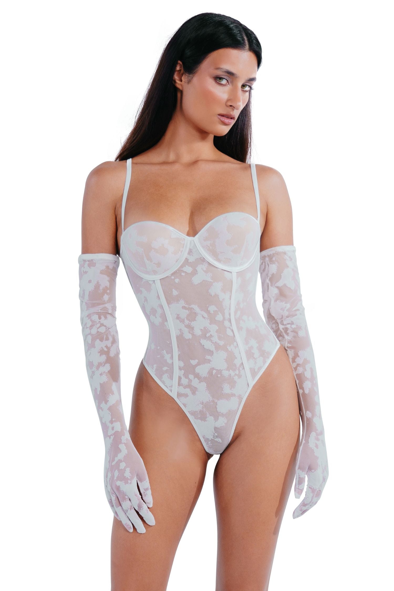 Modelka w body Harlow off-white – zmysłowe body z fiszbinami i push-upem