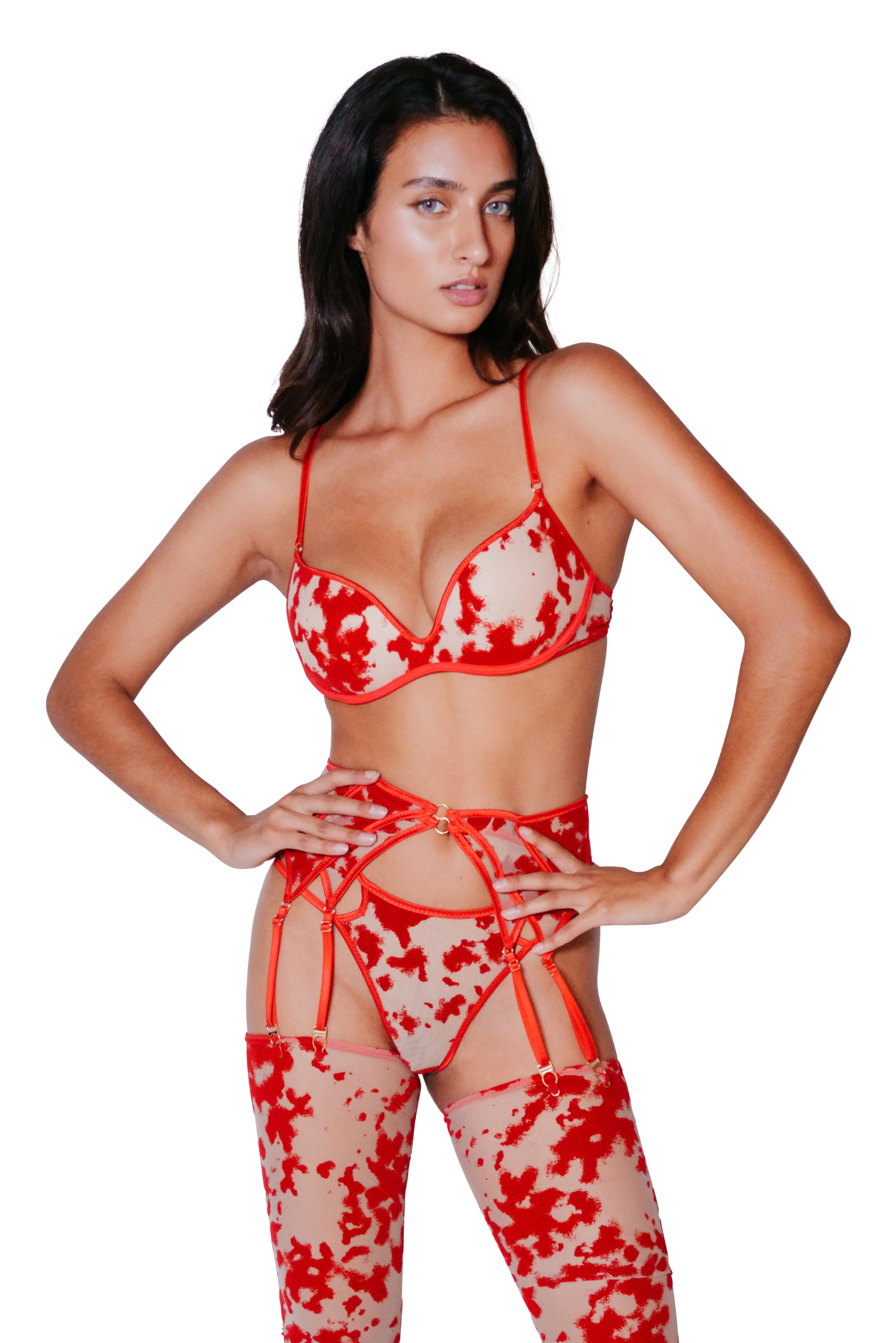 Modelka w biustonoszu Harlow Monocup – kolor nude/red